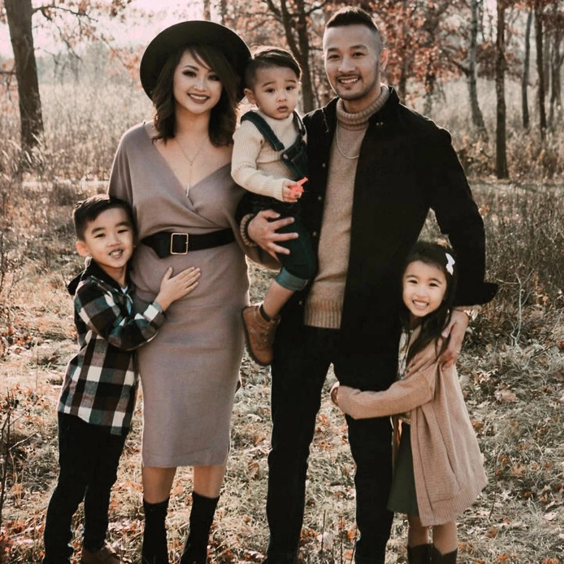 Mark Ronea con su familia al aire libre